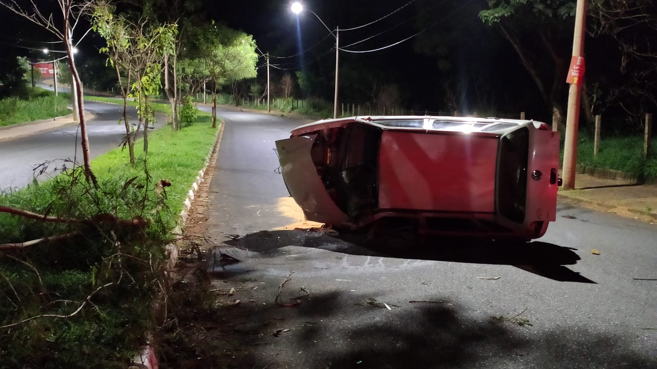 Foto 7 de 7 — Casal e criança ficam feridos após veículo colidir contra árvore em Araraquara; carro tombou